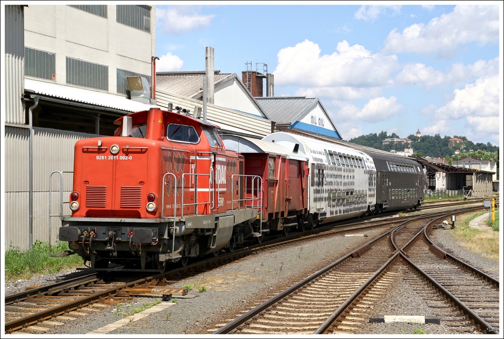 2011 002 fhrt mit R 8415 von Graz Hbf. nach Kflach.  
Graz-Kflacher Bf. 18.06.2010