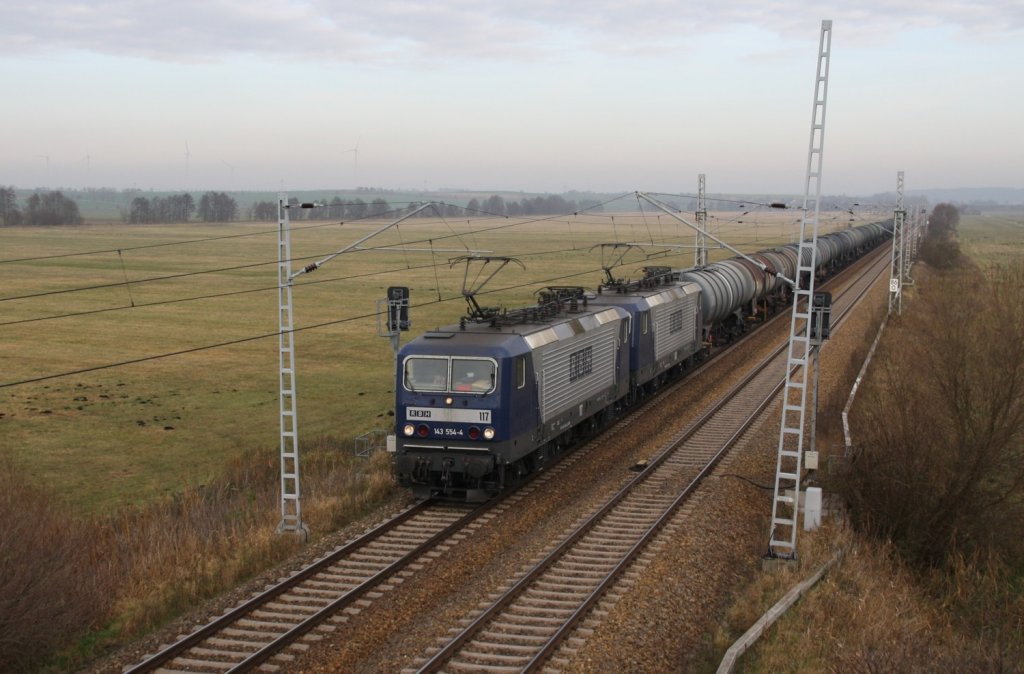 20.11.2011 RBH 143 554-4 (117) mit RBH 143 143-? (143) Richtung Angermnde von Passow kommend. 