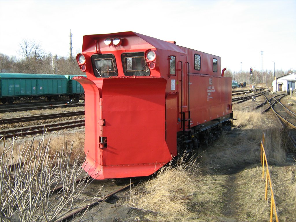 2012-03-03, Schneepflug wartet bei strahlendem Sonnenschein (leider von der falschen Seite) am BW Kamenz auf den Winter