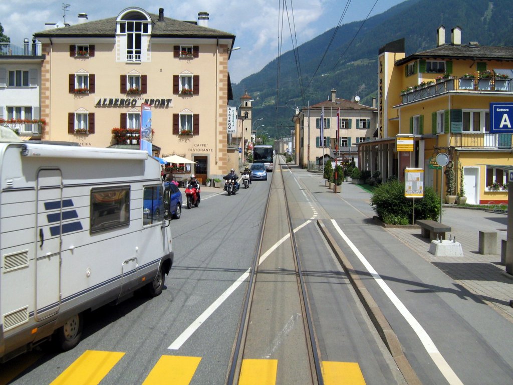 2012-06-29 - Im Jahr 2012 hatte ich das Glck, mit dem Bernina-Express die wohl schnste Reiseroute der Schweiz zu befahren. Auch ist der Zug in der Ebene als Straenbahn unterweg. Foto aus dem letzten Wagen des Zuges heraus.