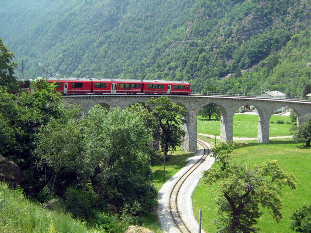 2012-06-29 - Im Jahr 2012 hatte ich das Glck, mit dem Bernina-Express die wohl schnste Reiseroute der Schweiz zu befahren. Hier erreicht der Zug das Kreisviadukt in Brusio.

