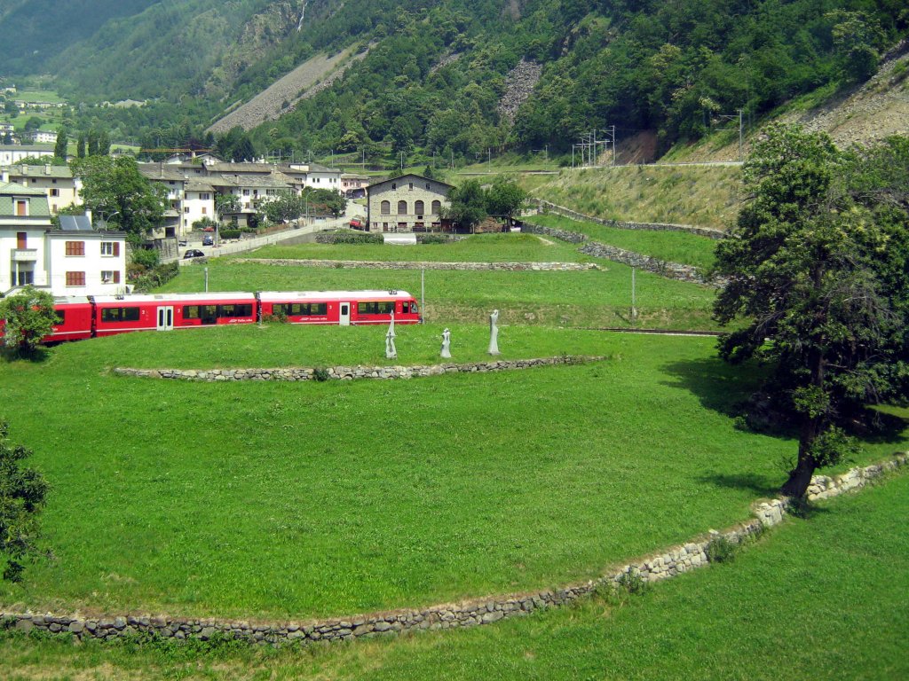 2012-06-29 - Im Jahr 2012 hatte ich das Glck, mit dem Bernina-Express die wohl schnste Reiseroute der Schweiz zu befahren. Hier erreicht der Zug nach dem Passieren des Kreisviaduktes in Brusio wieder die Ebene.