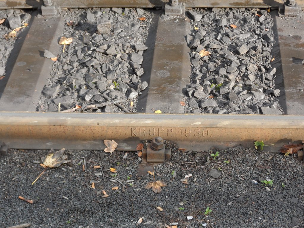2012-10-08; Gesehen am Bahnhof Schierke - alter Stahl von 1930 hlt trotz der tglichen Belastungen