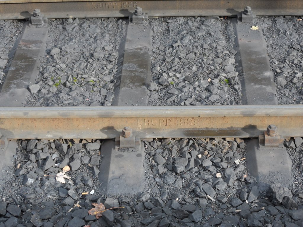 2012-10-08; Gesehen am Bahnhof Schierke - alter Stahl von 1928 (oben) und 1929 hlt trotz der tglichen Belastungen. Die Jahreszahl 1928 habe ich erst zu Hause entdeckt, deshalb ist die Schiene nur angeschnitten.

