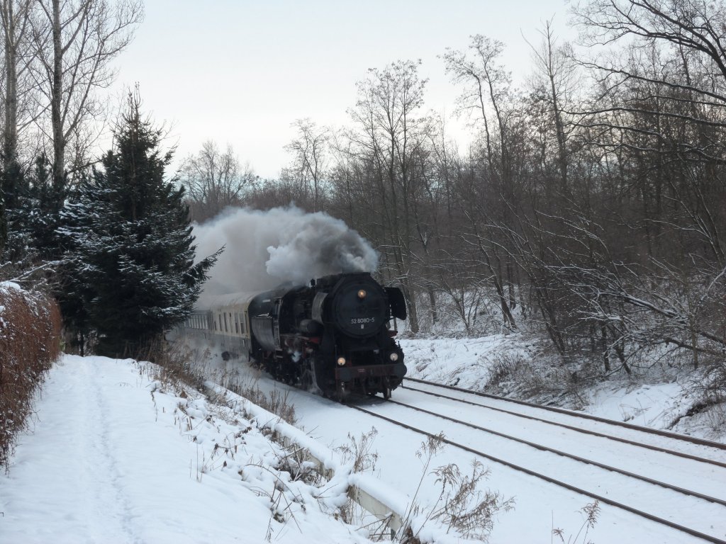 2012-12-08, 52 8080 der Ostschsischen Eisenbahnfreunde mit ihrem letzten Nikolauszug am km 44,8 kurz vor Bautzen; leider muss die Lok  im Frhjahr 2013 nach zwlf Jahren wohl fr immer auf das Abstellgleis.