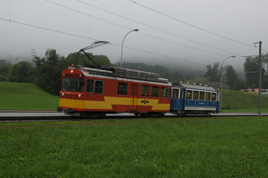 2012 kann die Forchbahn ihr 100-jhriges Bestehen feiern. Aus diesem Anlass fanden am 2. und 3. September 2012 die grossen Jubilumsfeierlichkeiten statt. Am Samstag wurde dem Bahnfan ein besonderer Leckerbissen in Form einer Fahrzeugparade serviert. Leider spielte das Wetter berhaupt nicht mit, was mich aber nicht davon abhielt, fast den ganzen Tag an der Strecke zu stehen. Als erste Komposition erschien der Diensttriebwagen Xe 4/4 9 gemeinsam mit dem historischen Anhnger C 11. (Emmat, 2.9.12)