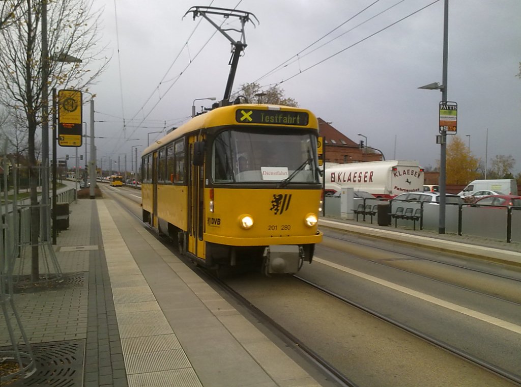 201260 Rollt als Testfahrt durch die Haltestelle Bremer Strasse .