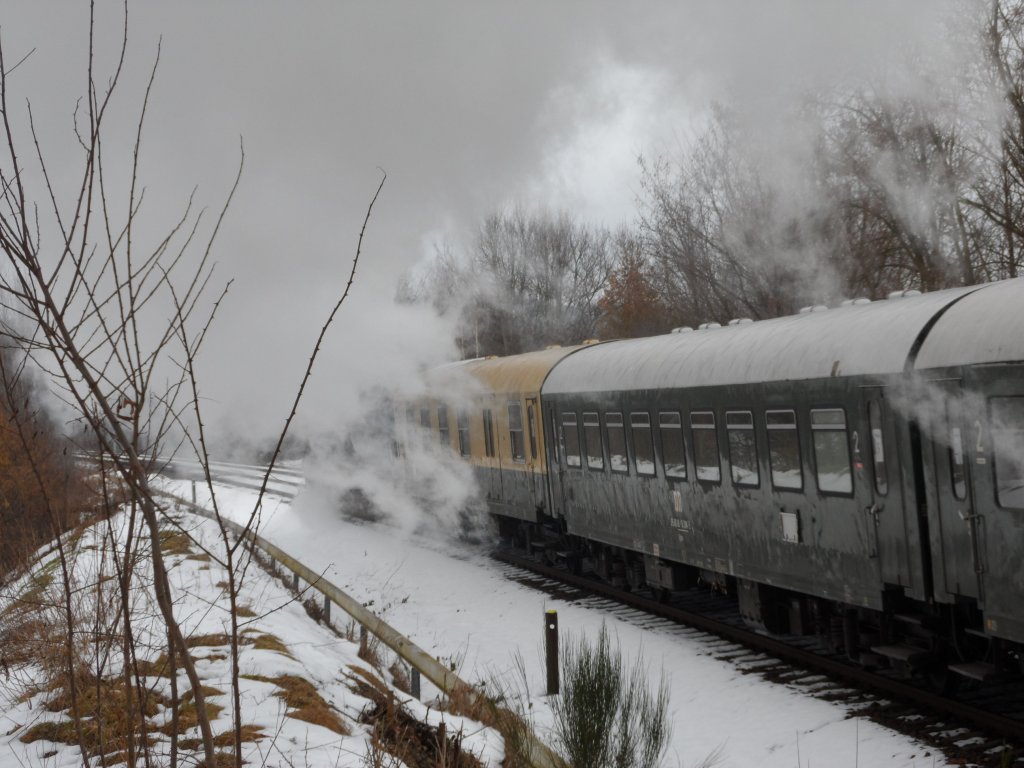 2013-03-03, Hier entschwindet 52 8080 der OSEF fr immer. Aufnahme von der Abschiedsfahrt von Bautzen nach Lbau, da wegen Fristablauf und Geldmangel die Lok  wahescheinlich fr immer auf das Abstellgleis mu.