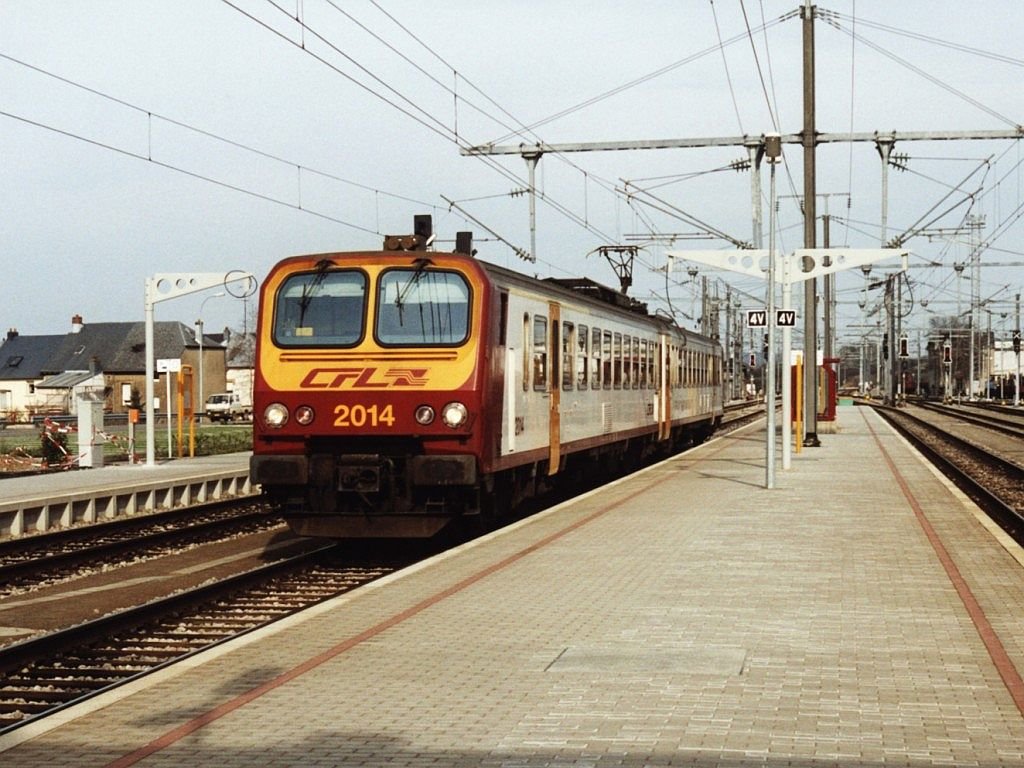 2014 mit R4 4941 Luxembourg-Rodange auf Bahnhof Pteange am 8-4-2000. Bild und scan: Date Jan de Vries.