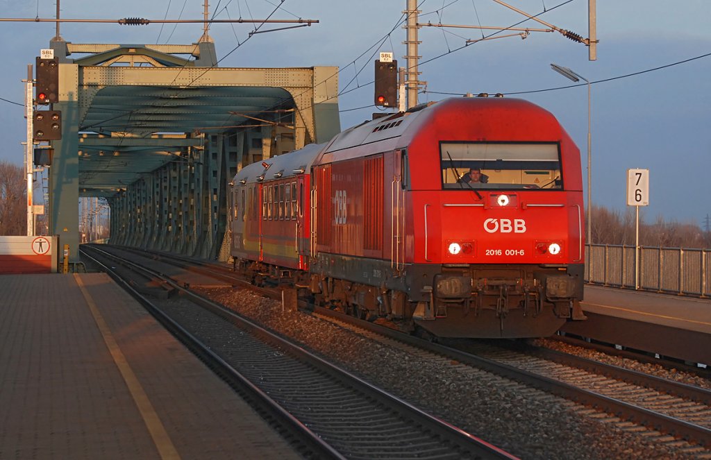 2016 001 mit einem Hilfszug hat soeben die Donau in Wien berquert und konnte am 05.12.2009 in Wien Praterkai im allerletzen Sonnenlicht des Tages festgehalten werden.