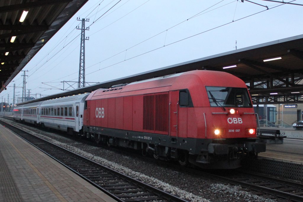 2016 007 mit dem D 285 von Wien Meidling (Mi) nach Zagreb, hier im Bahnhof Wiener Neustadt Hauptbahnhof (Nb); am 23.10.2011