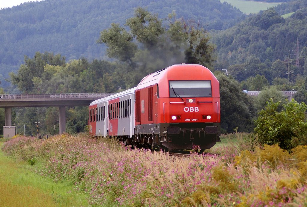 2016 008 mit REX2789 wird in wenigen Minuten Aspang erreichen. Olbersdorf, 27.08.2009