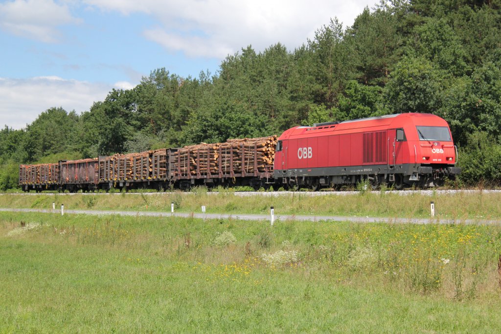 2016 012 mit einem Gterzug, hauptschlich bestehend aus Holzfrachtgut auf dem Weg Richtung ungarische Grenze, knapp vor Unterfrauenhaid, Juli 2012