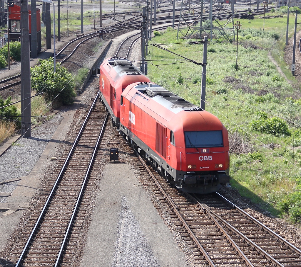 2016 013 und 017 auf dem weg um spter mit einem Gz wieder im Zvbf aufzutauchen. Aufgenommen am 07.07.2012 am Zvbf Wien.