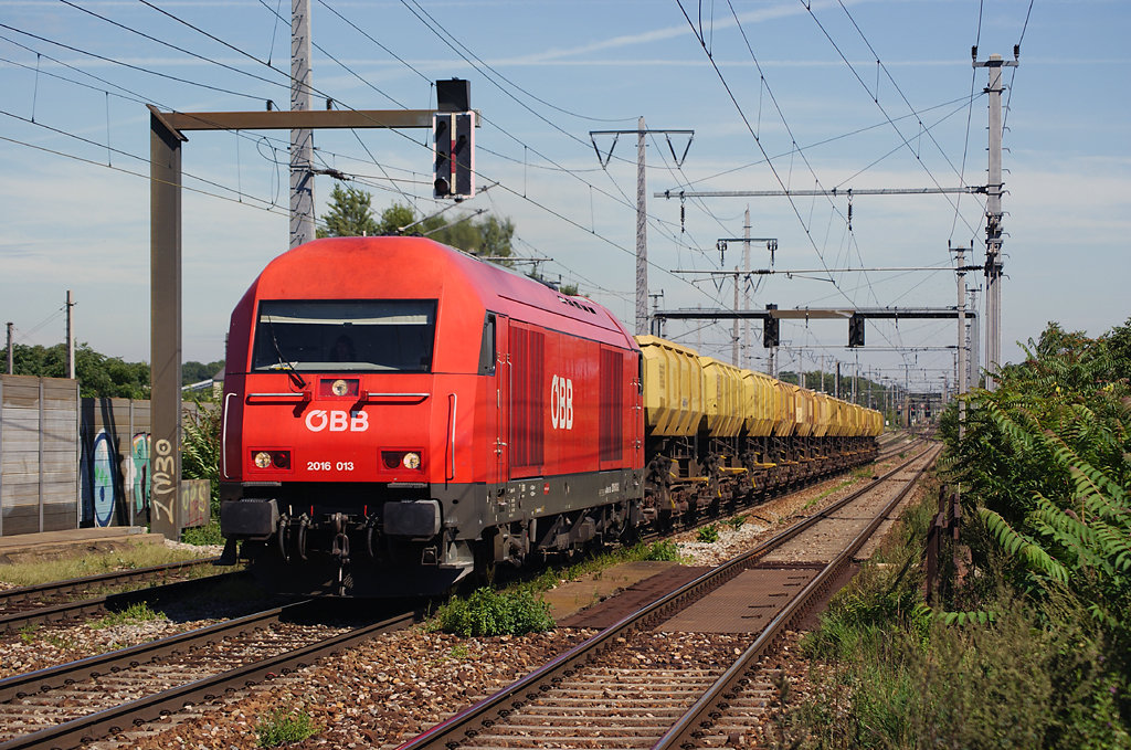 2016 013 fhrt mit einem Abraumzug in Richtung Simmering. Wien Haidestrae,  26.08.2010