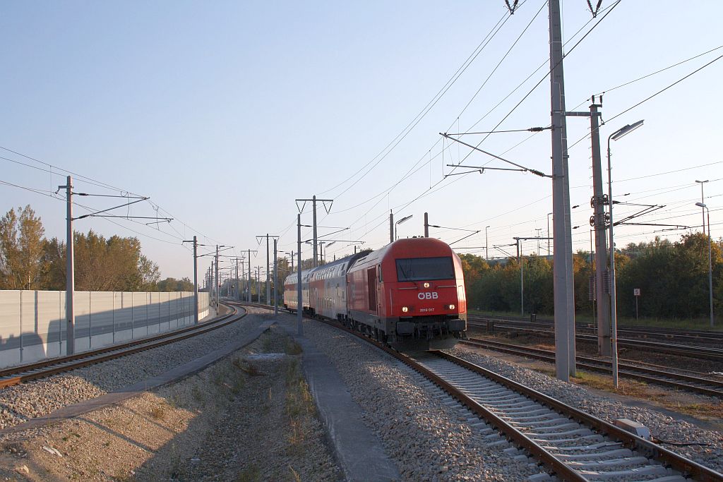 2016 017 mit R 2582 nach Marchegg kurz vor der Einfahrt in Wien Stadlau. 12.10.10