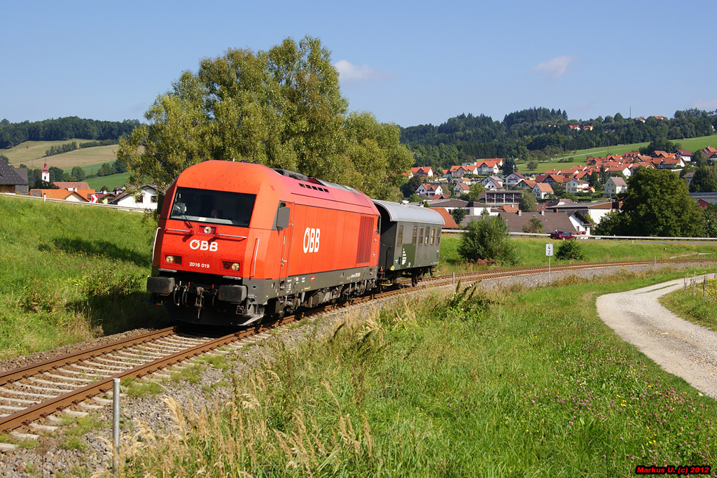2016 019 fhrt mit VG77266 von Oberwart nach Friedberg. Pinggau, 07.09.2012