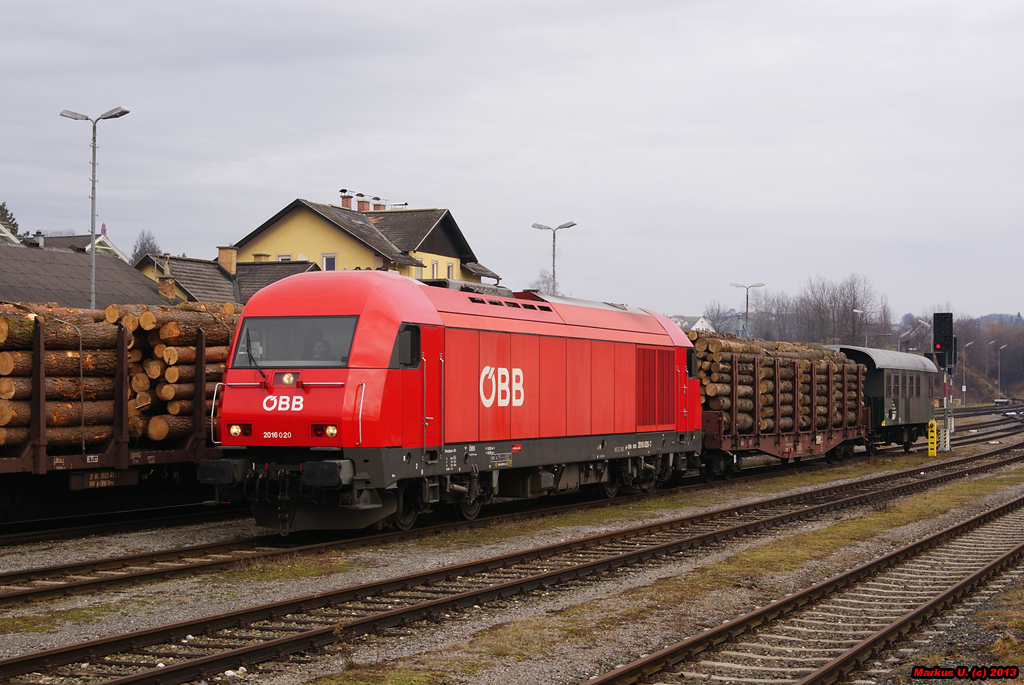 2016 020 wartet mit VG77271 auf die Abfahrt nach Rohrbach-Vorau. Friedberg, 02.01.2013