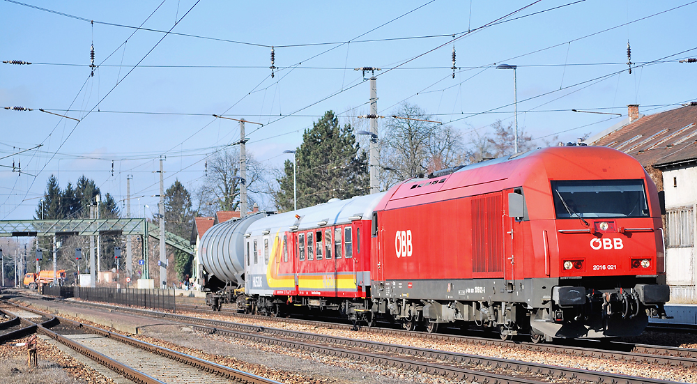 2016 021 samt Hilfszug bei der Durchfahrt in Kritzendorf. (Februar 2012)