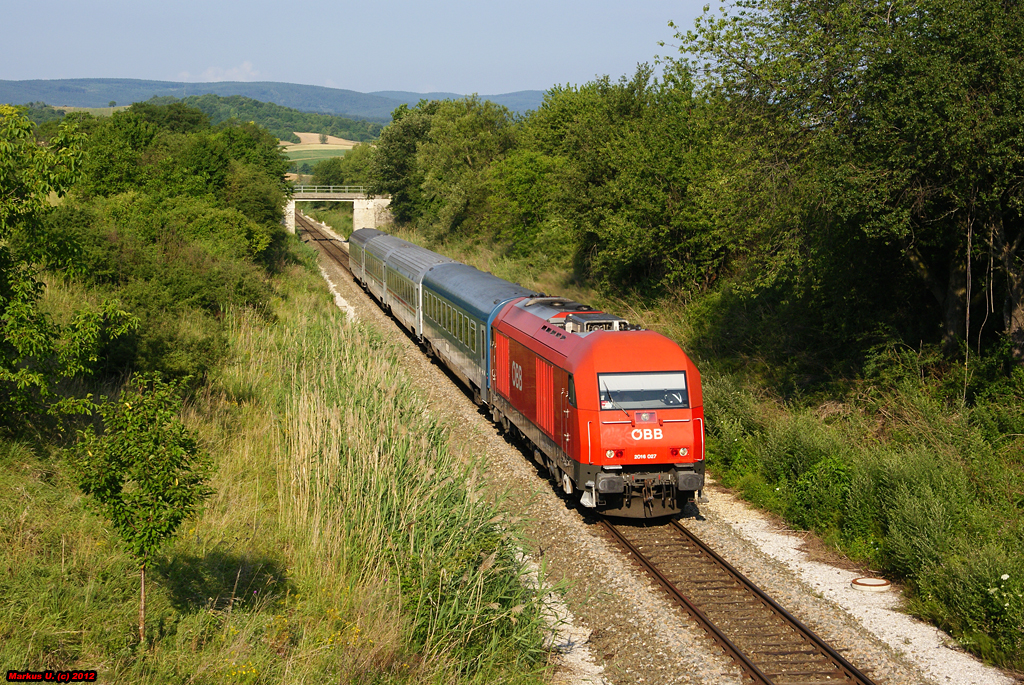 2016 027 am 08.07.2012 mit D285 (Wiener Neustadt Hbf - Sopron) im Einschnitt bei Loipersbach - Schattendorf.