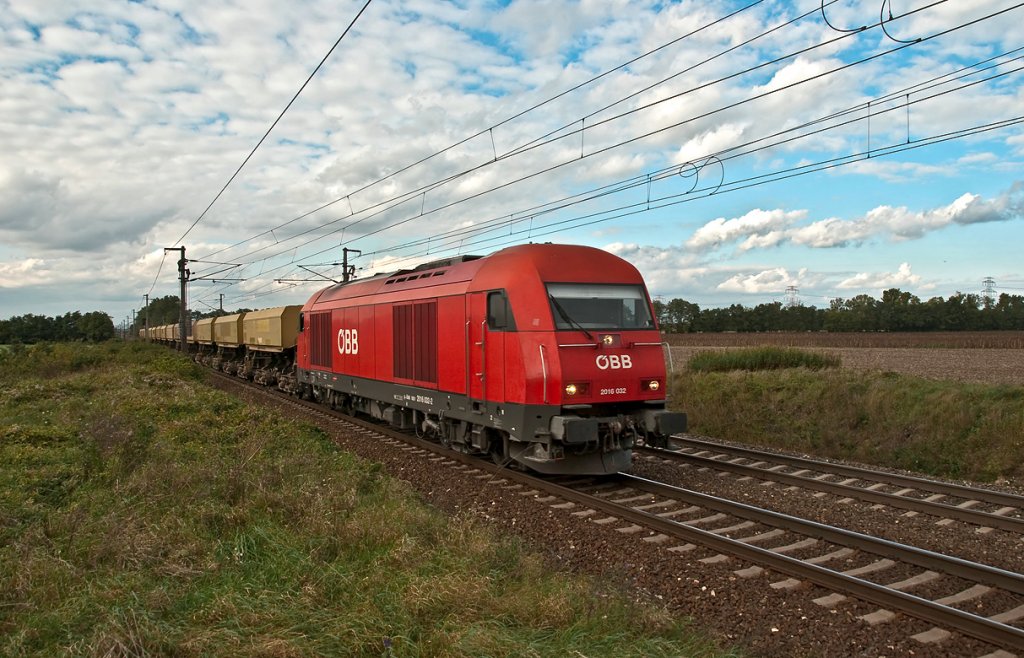 2016 032 ist Richtung Osten unterwegs. Gramatneusiedl, am 30.09.2010.
