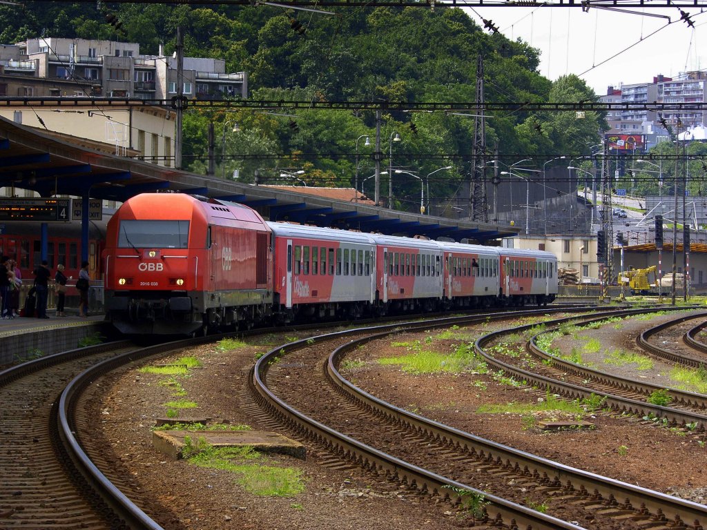 2016 038 in Bratislava hl.st. am 02.07.2011 ist gerade mit dem REX aus Wien angekommen.