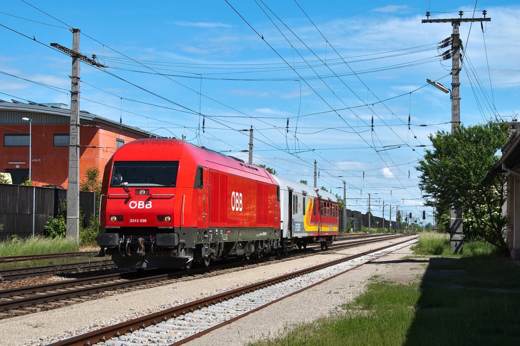 2016 039 fhrt mit einem Hilfszug durch Wien Oberlaa. Die Aufnahme entstand am 20.05.2013.