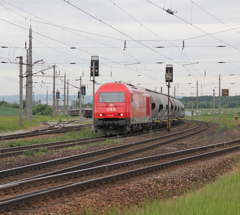 2016 040 mit Gterzug in Richtung Wien. Aufgenommen am 17.05.2013 in Gramatneusiedl.