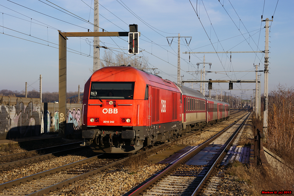 2016 042 fhrt mit REX2511  Kempelen  von Bratislava hl.st. nach Wien Hbf. Wien Haidestrae, 29.12.2012