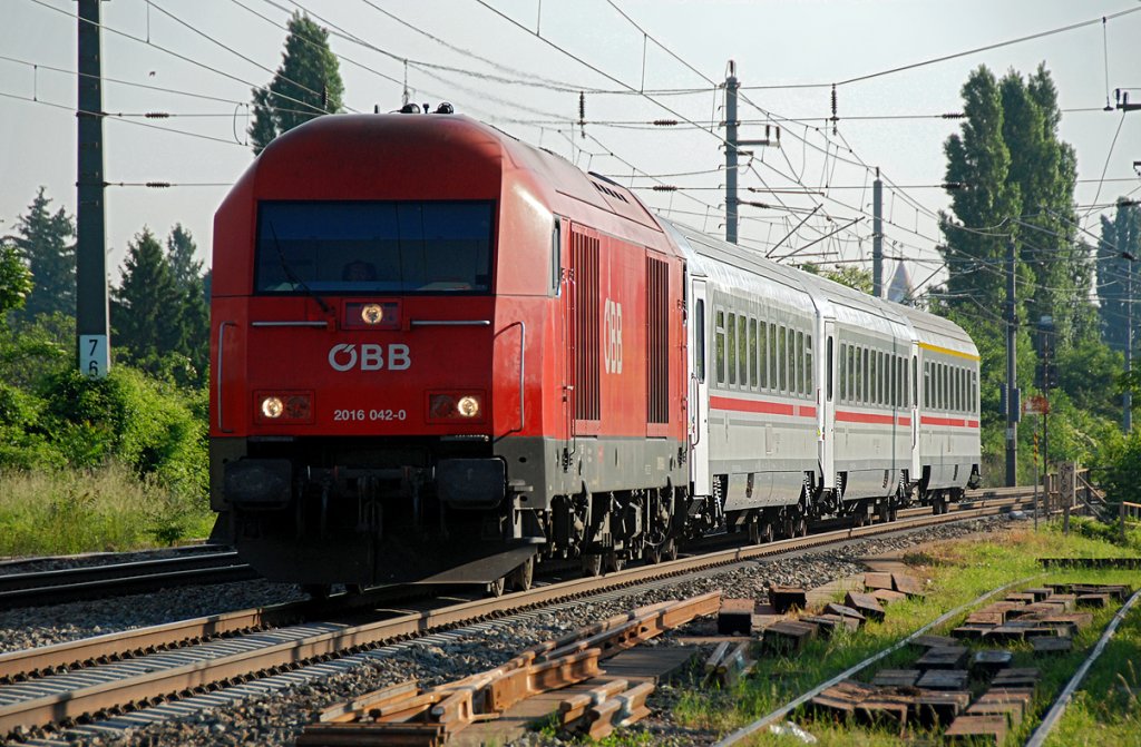 2016 042 mit dem D 285  Zagreb  von Wien Sdbahnhof nach Zagreb. Die Aufnahme entstand am 21.05.2009 kurz vor der S-Bahnstation Wien Atzgersdorf.