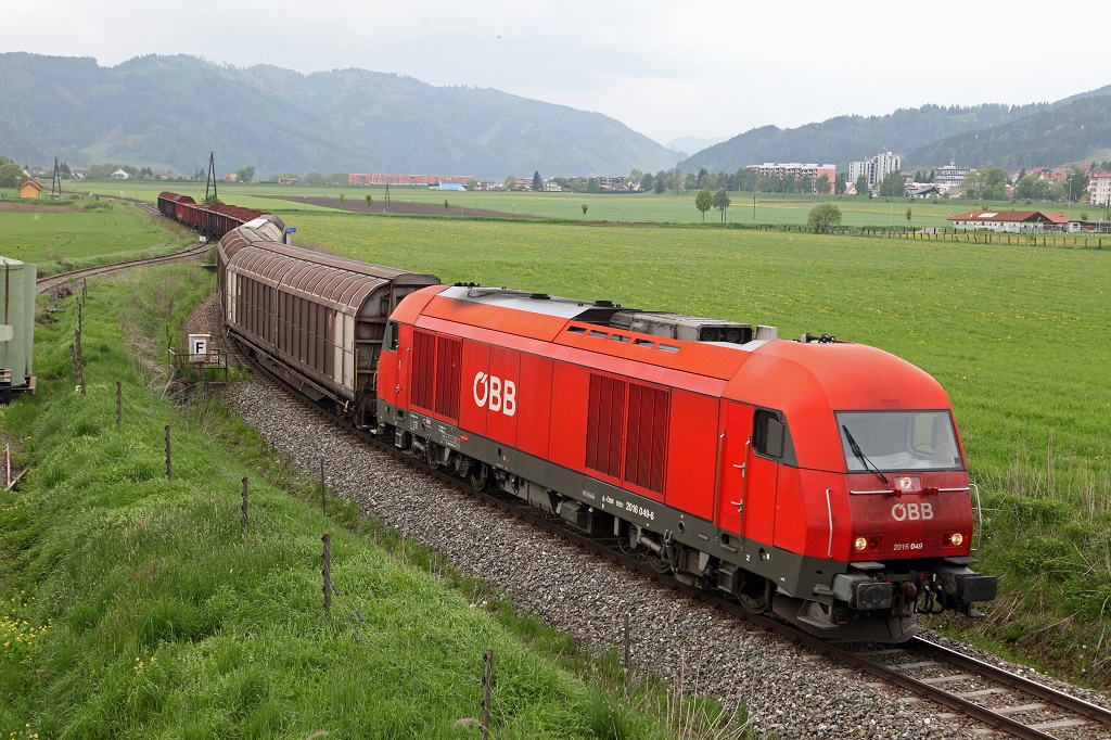 2016 049 mit Gterzug bei Fohnsdorf am 10.05.2013