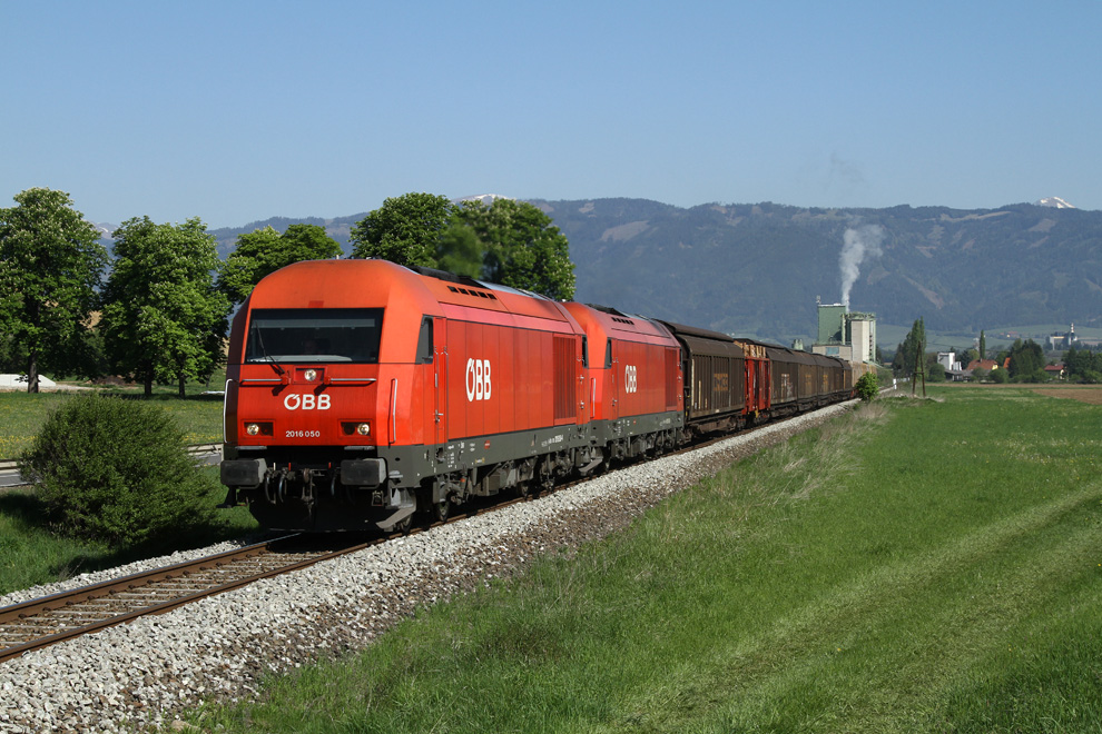 2016 050 und eine weitere 2016 ziehen den Gterzug 55557 von Zeltweg nach Frantschach. 
Weikirchen 9.5.2011
