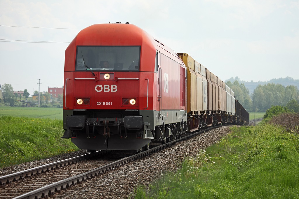 2016 051 mit Gterzug bei Fohnsdorf am 10.05.2013