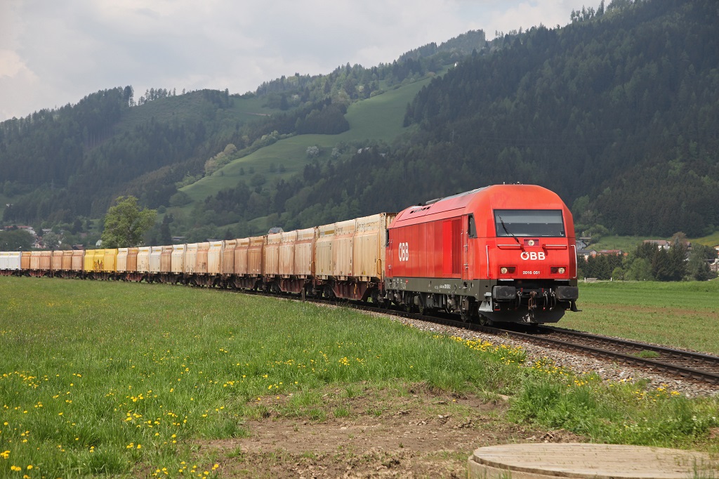 2016 051 mit Gterzug bei Fohsdorf am 10.05.2013