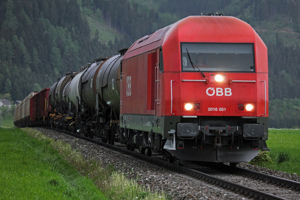 2016 051 mit Gterzug zwischen Pls und Fohnsdorf am 10.05.2013.
