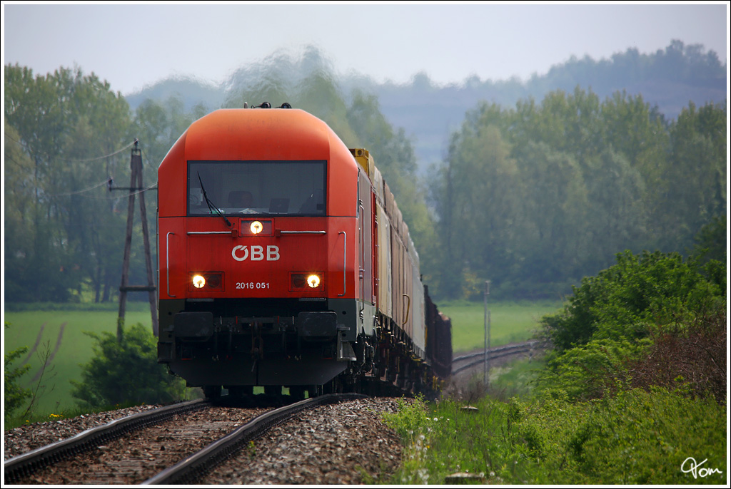 2016 051 zieht den Holzzug 63510 von Knittelfeld nach Pls, zur dort ansssigen Zellstofffabrik. 
Fohnsdorf 10.5.2013