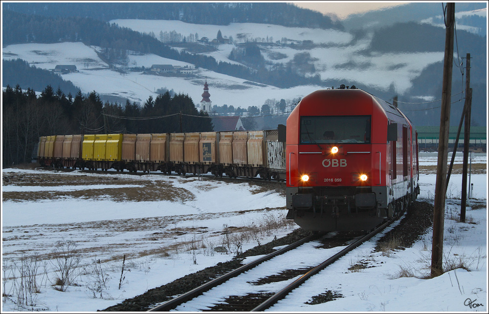 2016 059 und eine weitere 2016, ziehen den Gterzug 64525 von Zeltweg, ber den Obdacher Sattel, nach Frantschach. 
Obdach 21.2.2012