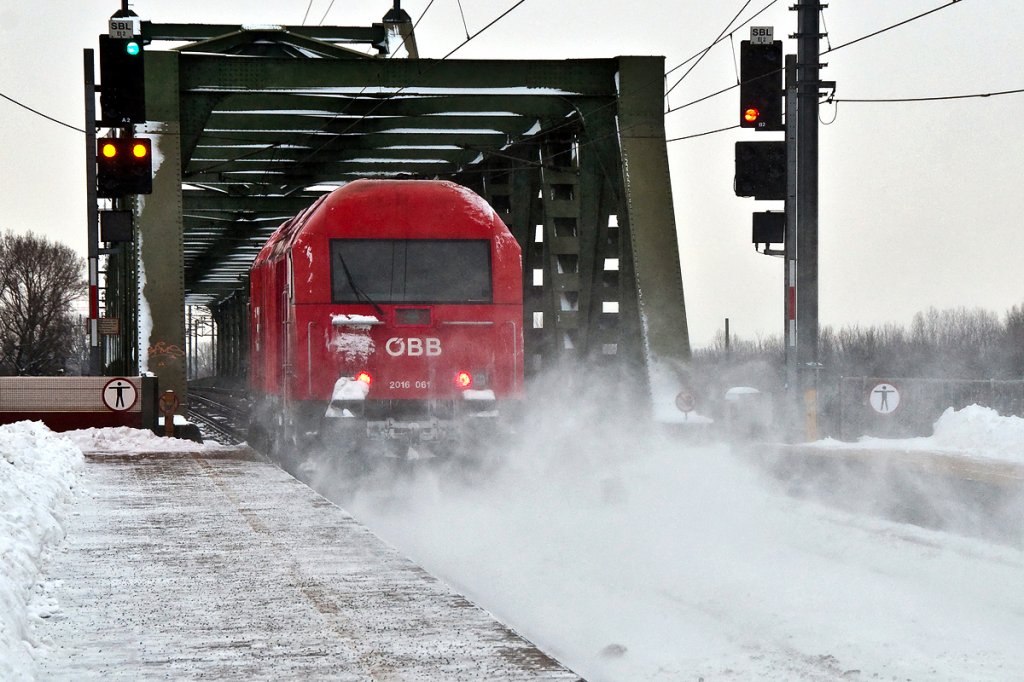 2016 061 ist als Lz Richtung Stadlau unterwegs. Wien Praterkai, am 19.01.2013.