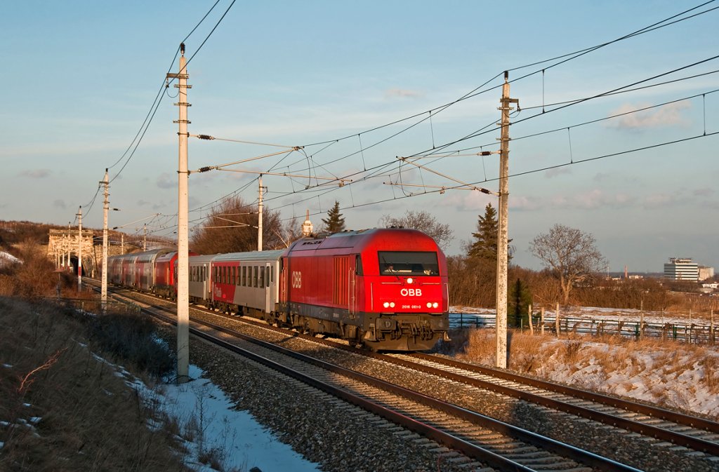 2016 061 an der Spitze des REX 2791 nach Oberwart und 7761 nach Neckenmarkt zwischen am 02.02.2010 zwischen Gumpoldskirchen und Pfaffsttten.