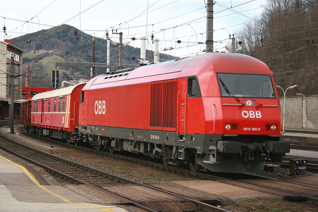 2016 062 fhrt am 28.03.2009 mit dem Hilfszug durch Bruck/Mur.