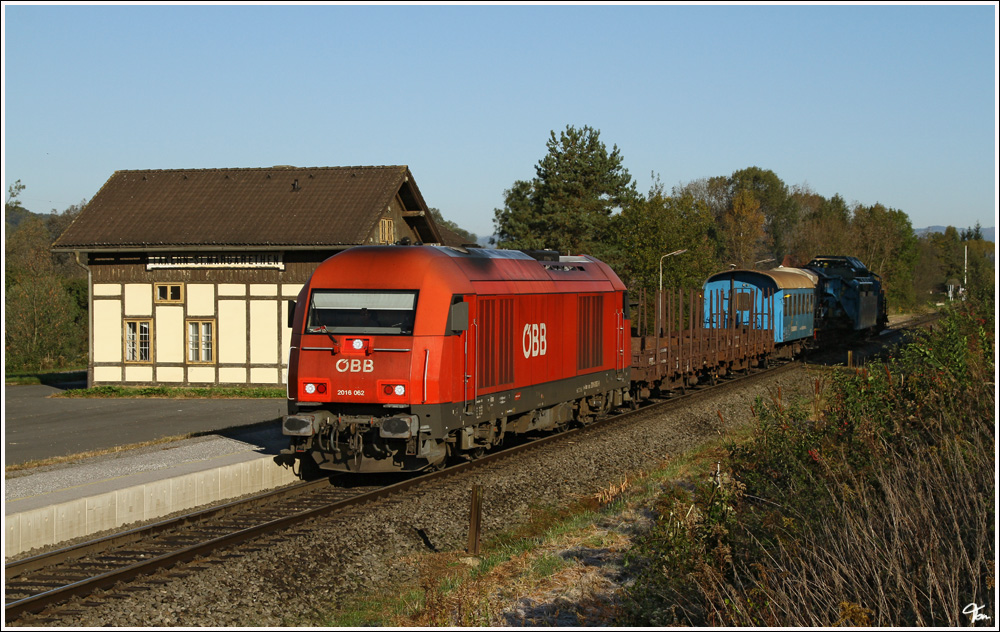 2016 062 fhrt mit dem Trafotransport SGAG 90055 von Gleisdorf ber Fehring nach Wien Donauuferbf. 
Takern-St.Margareten 15.10.2011