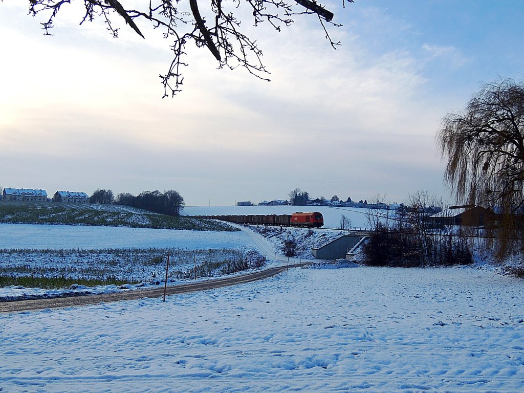 2016 064 zieht den R�benzug 59087 durch die leicht verschneite Landschaft des Innviertel´s; 120807