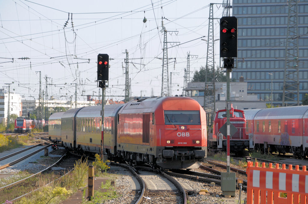 2016 065 am 11.09.10 mit dem RE aus Linz in M�nchen Ost