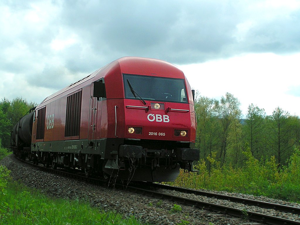 2016 065 flchtet mit G68807 vor der herannahenden Regenfront;100503
