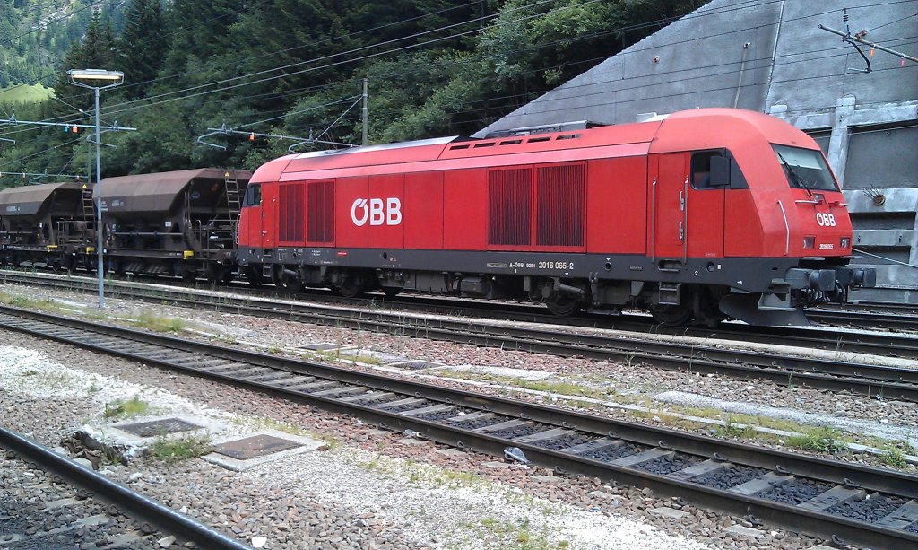 2016 065 der BB steht am 21.07.2012 mit einem Schotterzug der BB im Bahnhof Brenner abgestellt. Grund hierfr sind die Bauarbeiten zwischen Brenner und Innsbruck. 