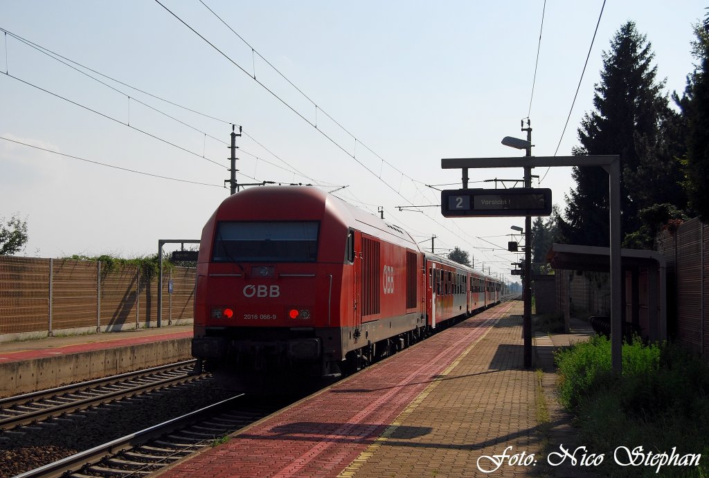 2016 066-9 schiebt REX 5970 Linz Hbf. - Braunau am Inn mit vollem Ballett durch Pasching (sterreichurlaub 18.08.09)