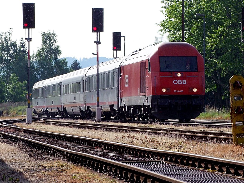 2016 066 erreicht mit D968 den Rieder Bahnhof;110529