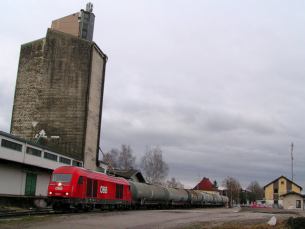 2016 067  hantiert  mit sechs VTG-Kesselwagen;110114