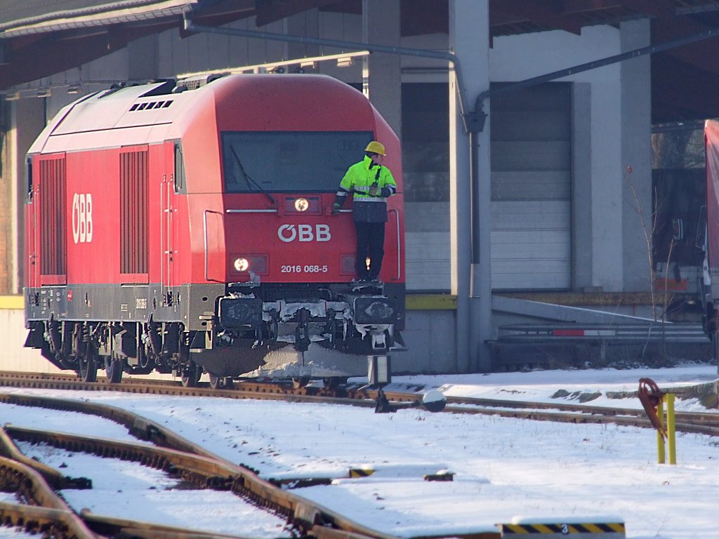 2016 068-5 nhert sich mit einem Verschubarbeiter einem Eas-Wagen ;091222