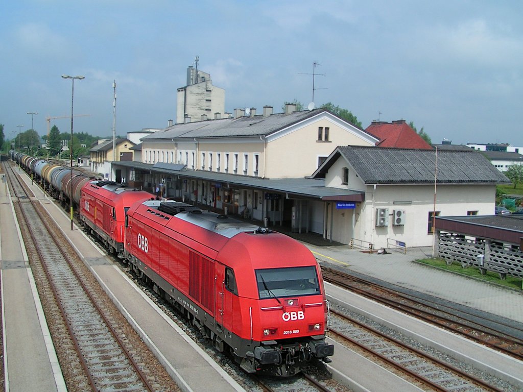 2016 068 zieht mit einer Schwester einen aus 20 Kesselwagen bestehenden Zug(G87389?) Richtung Wels;100522
